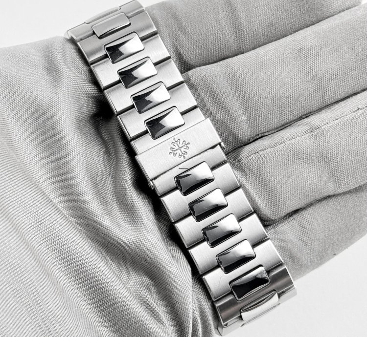 Patek Philippe Nautilus 5711 1a-011 Stainless Steel White Dial