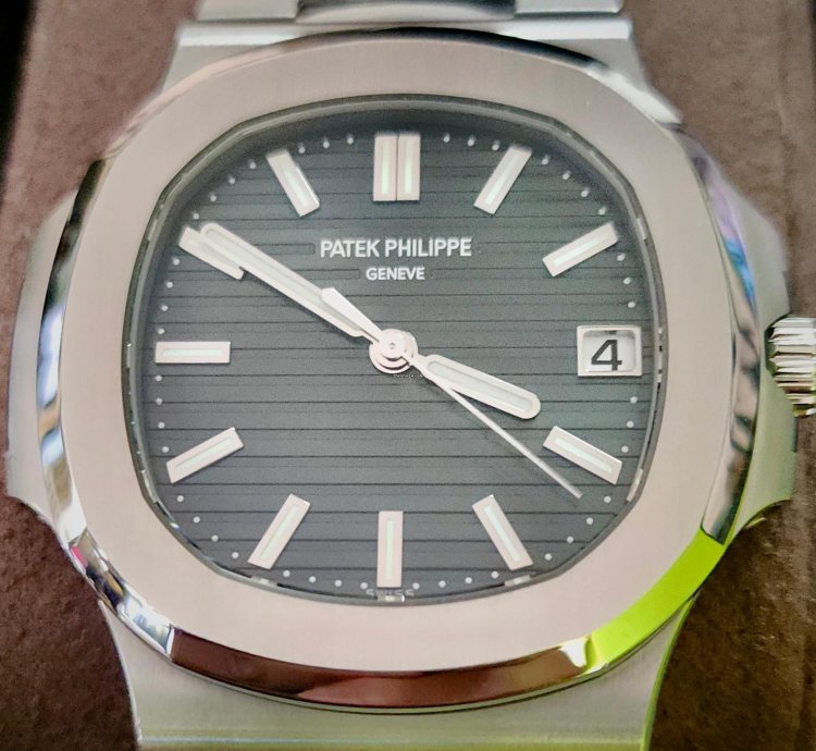 Patek Philippe Nautilus 5711 1a-014 Used very Good Full Set box Papers