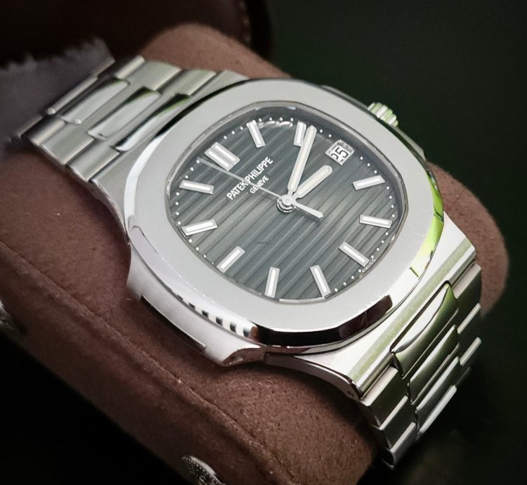 Patek Philippe Nautilus 5711 1a-014 Used very Good Full Set box Papers