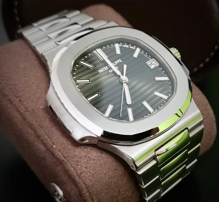 Patek Philippe Nautilus 5711 1a-014 Used very Good Full Set box Papers