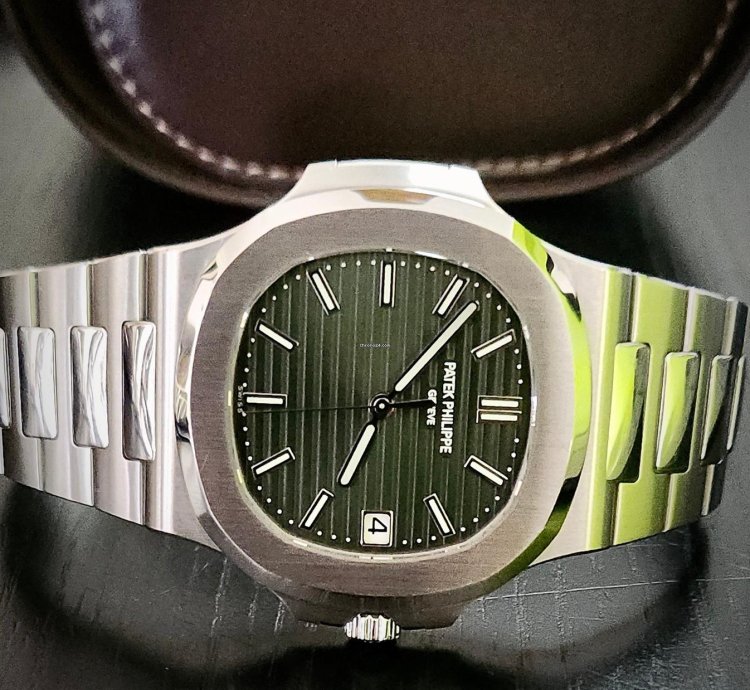 Patek Philippe Nautilus 5711 1a-014 Used very Good Full Set box Papers