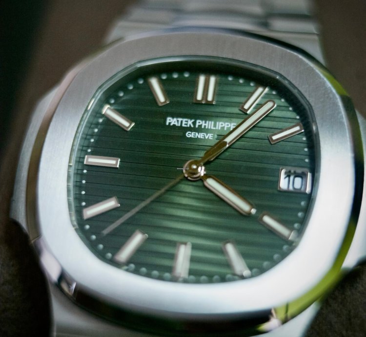 Patek Philippe Nautilus 5711 1a-014 Used very Good Full Set box Papers