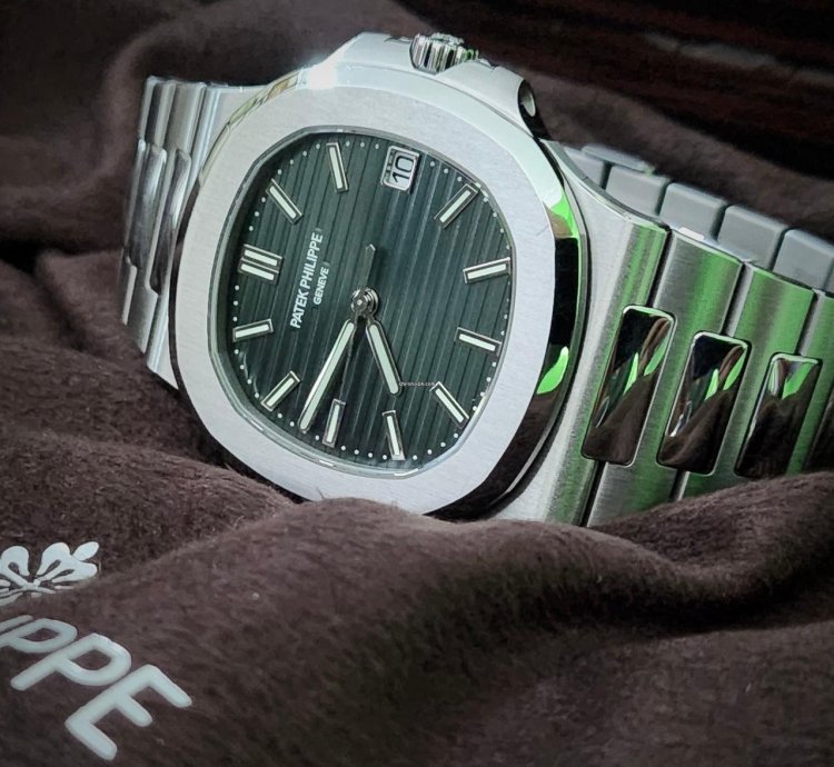 Patek Philippe Nautilus 5711 1a-014 Used very Good Full Set box Papers