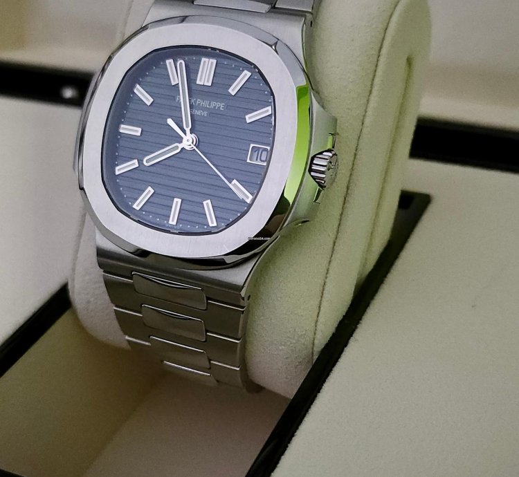 Patek Philippe Nautilus 5711 1a-014 Used very Good Full Set box Papers