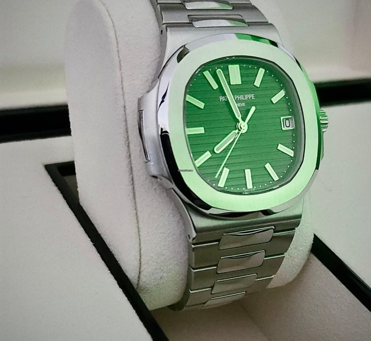 Patek Philippe Nautilus 5711 1a-014 Used very Good Full Set box Papers