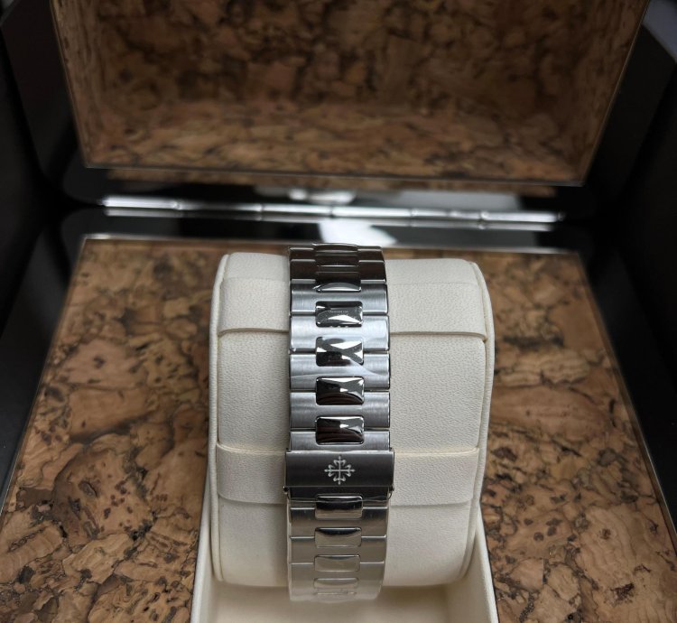 Patek Philippe Nautilus 5711 1p 40th Anniversary Platinum Baguette Blue Dial