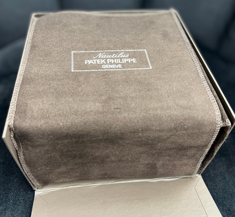 Patek Philippe Nautilus 5711 1p 40th Anniversary Platinum Baguette Blue Dial