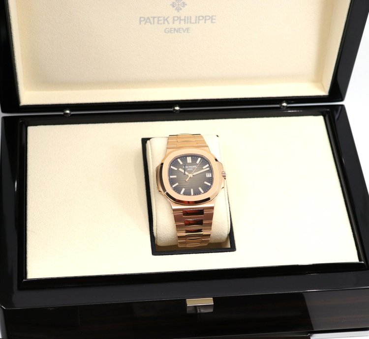 Patek Philippe Nautilus 5711 1r Rare Cal 26-330 Full Set 2019 Ros Gold