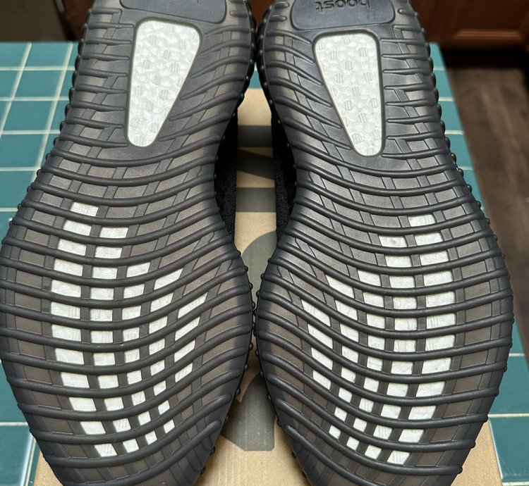 Yeezy Boost 350 V2 Bred Size 12