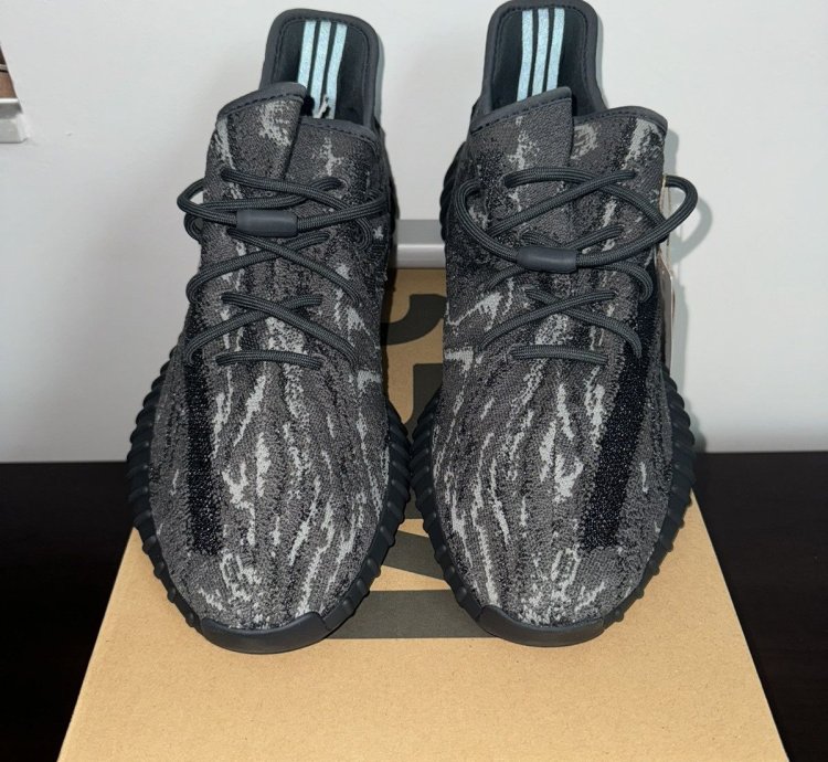 Yeezy Boost 350 V2 Dark Salt