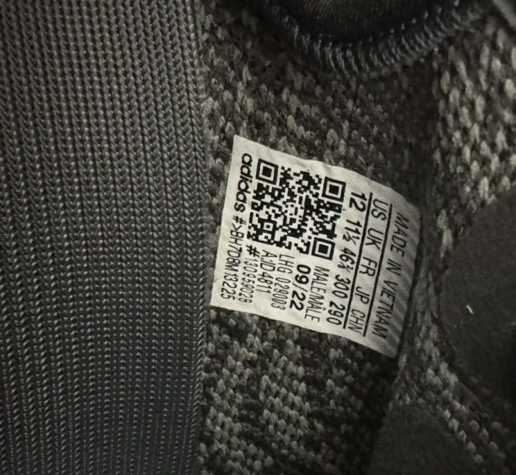 Yeezy Boost 350 V2 Dark Salt