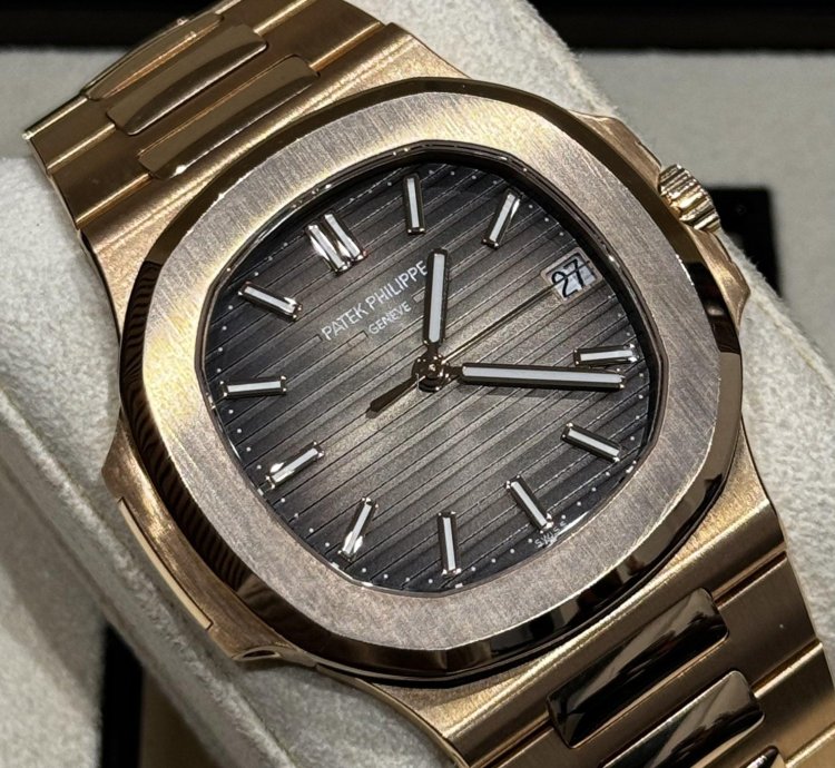 Patek Philippe Nautilus 5711 1r Rose Gold 330 Sc 2019