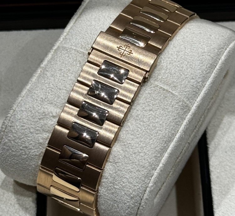 Patek Philippe Nautilus 5711 1r Rose Gold 330 Sc 2019