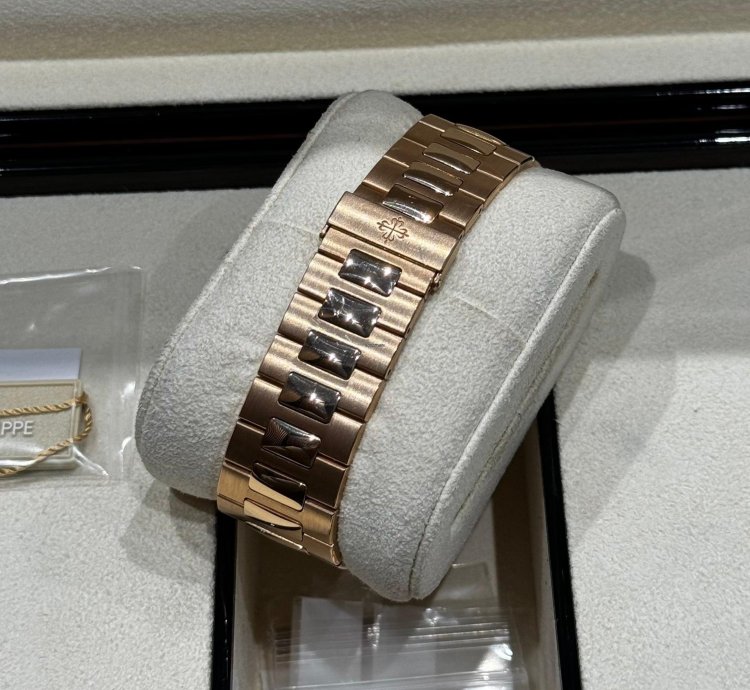 Patek Philippe Nautilus 5711 1r Rose Gold 330 Sc 2019