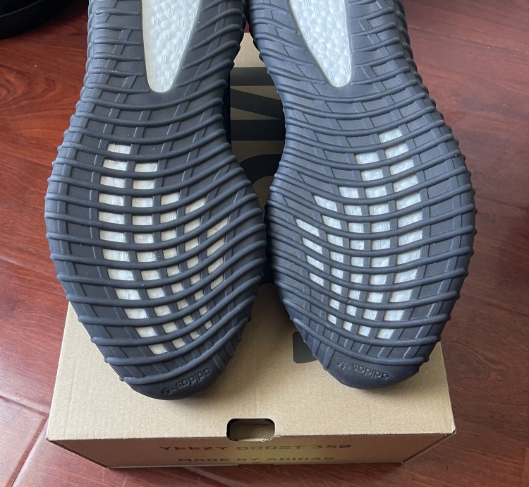 Yeezy Boost 350 V2 Dazzling Blue