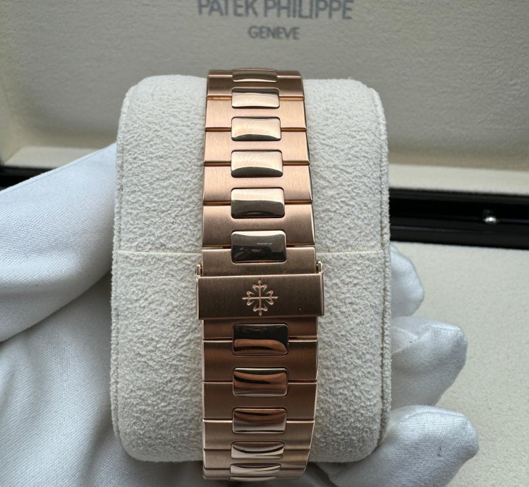 Patek Philippe Nautilus 5711 1r Rose Gold Chocolate Dial