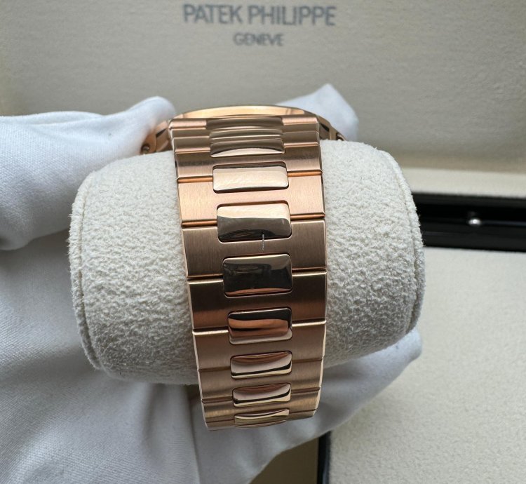 Patek Philippe Nautilus 5711 1r Rose Gold Chocolate Dial