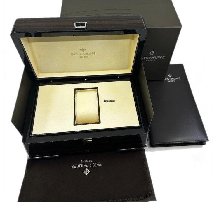 Patek Philippe Nautilus 5711 1r-001 18kt Pink Gold 12 2016 Patek Box Papers