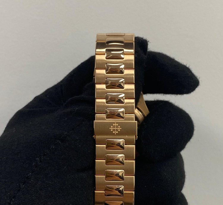 Patek Philippe Nautilus 5711 1r-001 Rose Gold Nautilus