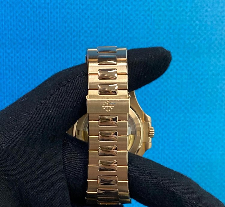 Patek Philippe Nautilus 5711 1r-001 Rose Gold Nautilus