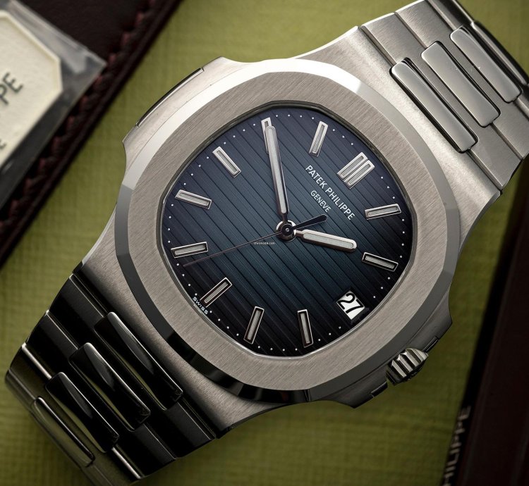 Patek Philippe Nautilus 5711 Blue Dial - Jumbo - 315 Calibre - Box Papers