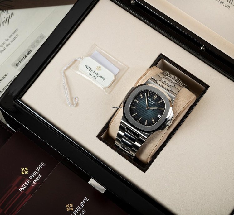 Patek Philippe Nautilus 5711 Blue Dial - Jumbo - 315 Calibre - Box Papers
