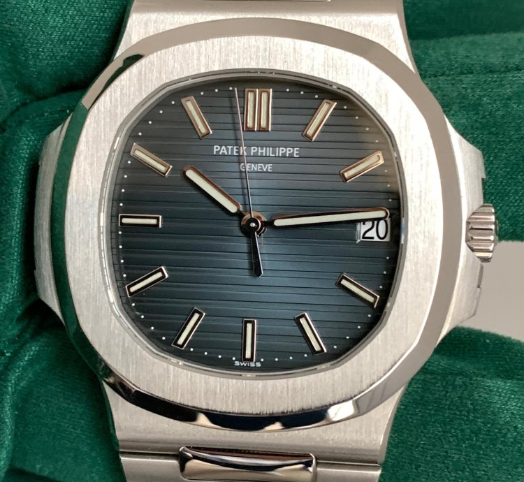 Patek Philippe Nautilus 5711 Last Series Of Transition Geneva Seal Punch Full Set Top Condition 2009
