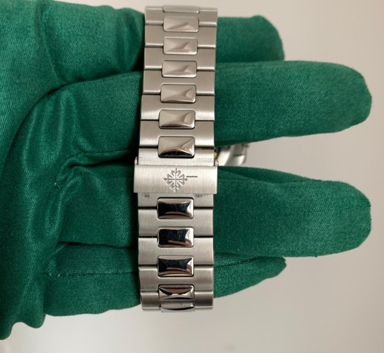 Patek Philippe Nautilus 5711 Last Series Of Transition Geneva Seal Punch Full Set Top Condition 2009