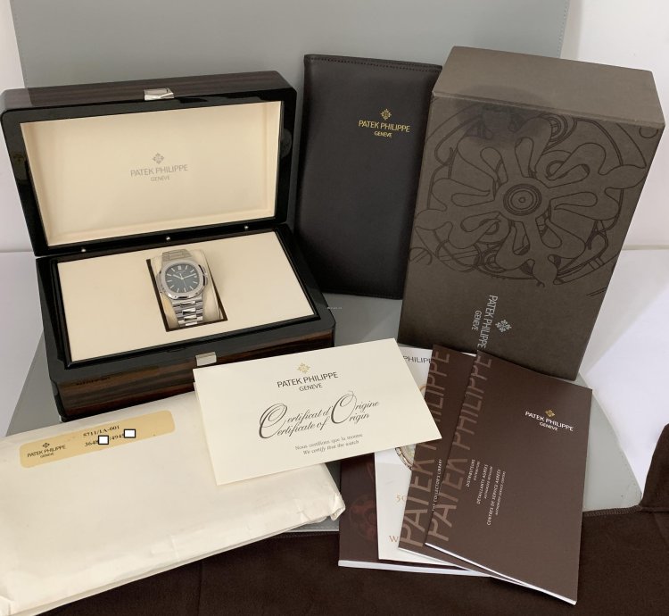 Patek Philippe Nautilus 5711 Last Series Of Transition Geneva Seal Punch Full Set Top Condition 2009
