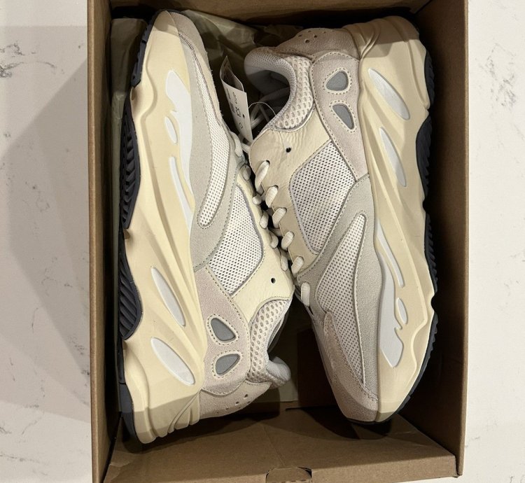 Yeezy Boost 700 Analog