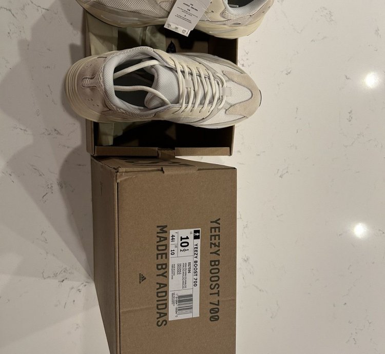 Yeezy Boost 700 Analog