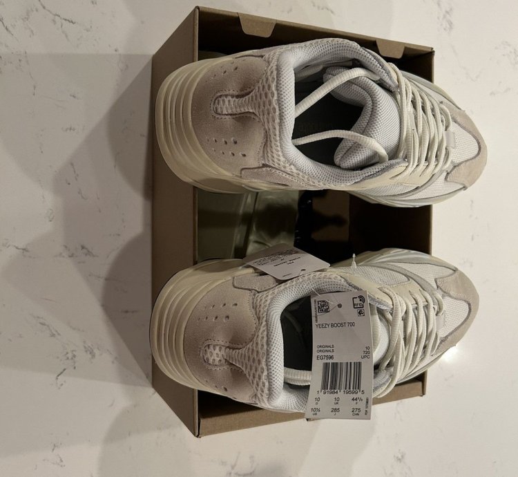 Yeezy Boost 700 Analog