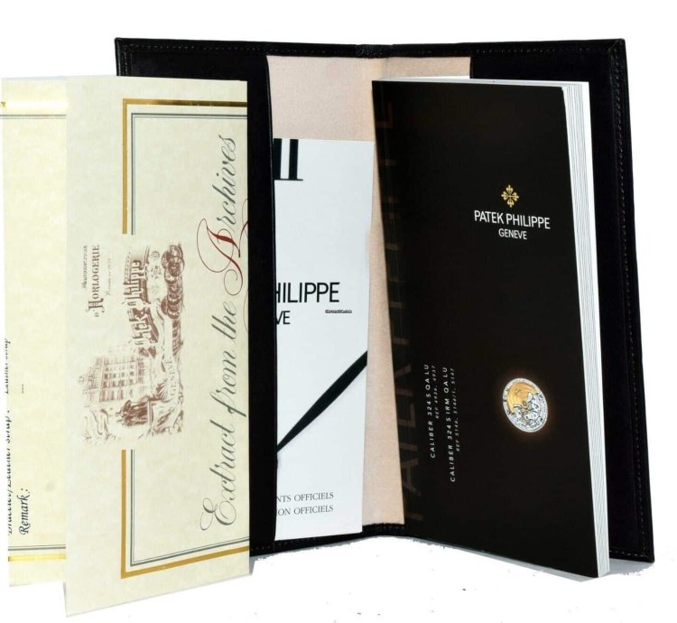 Patek Philippe Nautilus 5711 Nautilus 18k Yellow Gold Watch Box Archival Document 5711j