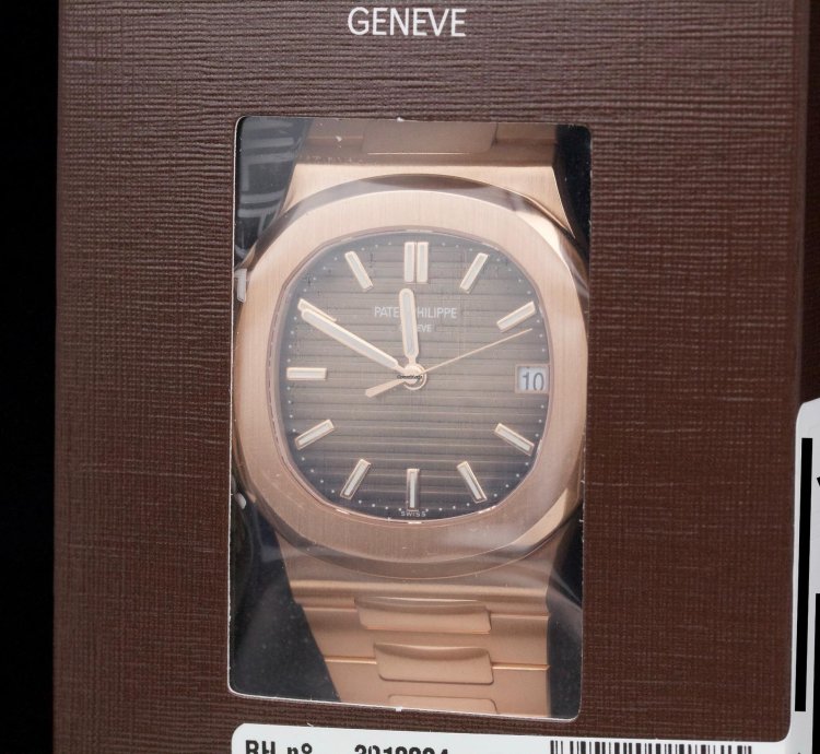 Patek Philippe Nautilus 5711 Rose Gold Cal 26-330 Full Set 2020 Service Sealed