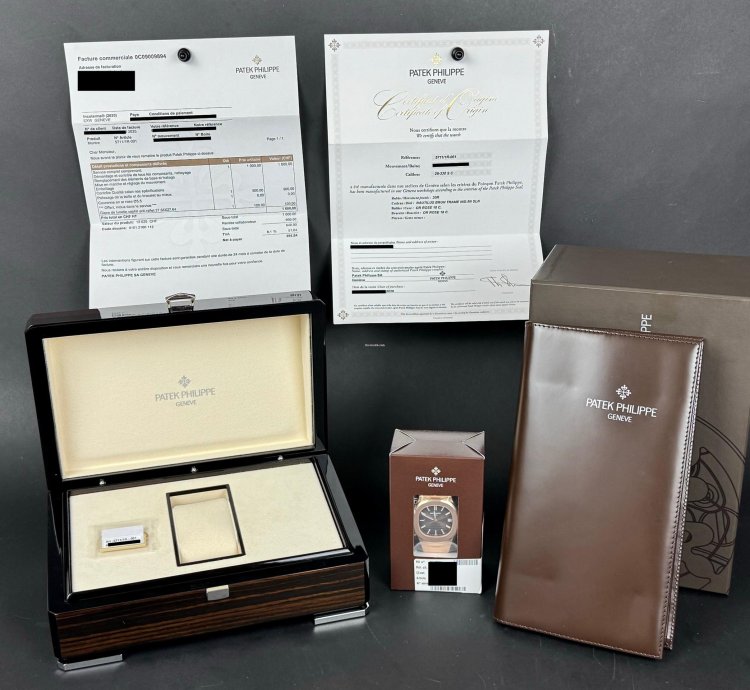 Patek Philippe Nautilus 5711 Rose Gold Cal 26-330 Full Set 2020 Service Sealed