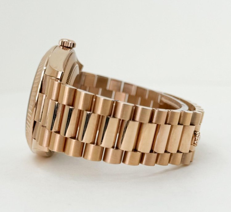 Rolex Day-date 40 40mm Fluted Bezel Everose Gold Chocolate Roman Dial Presidential Band 228235