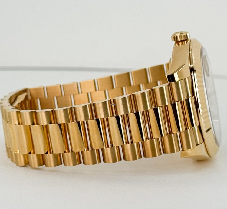 Rolex Day-date 40 40mm Fluted Bezel Yellow Gold Champagne Baguette Diamond Dial Presidential Band