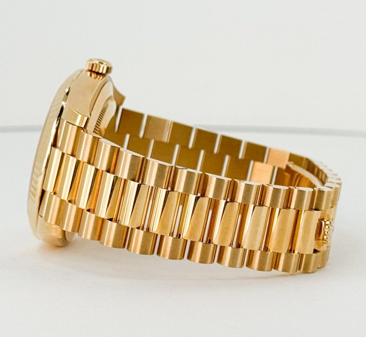 Rolex Day-date 40 40mm Fluted Bezel Yellow Gold Champagne Baguette Diamond Dial Presidential Band