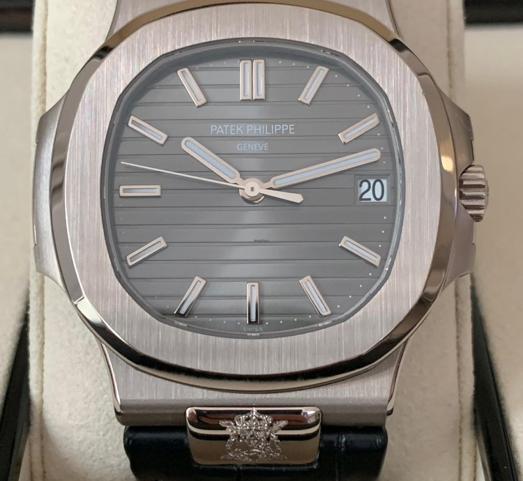 Patek Philippe Nautilus 5711g With Coat Of Arms Of Spain Royal Family Full Set 2009