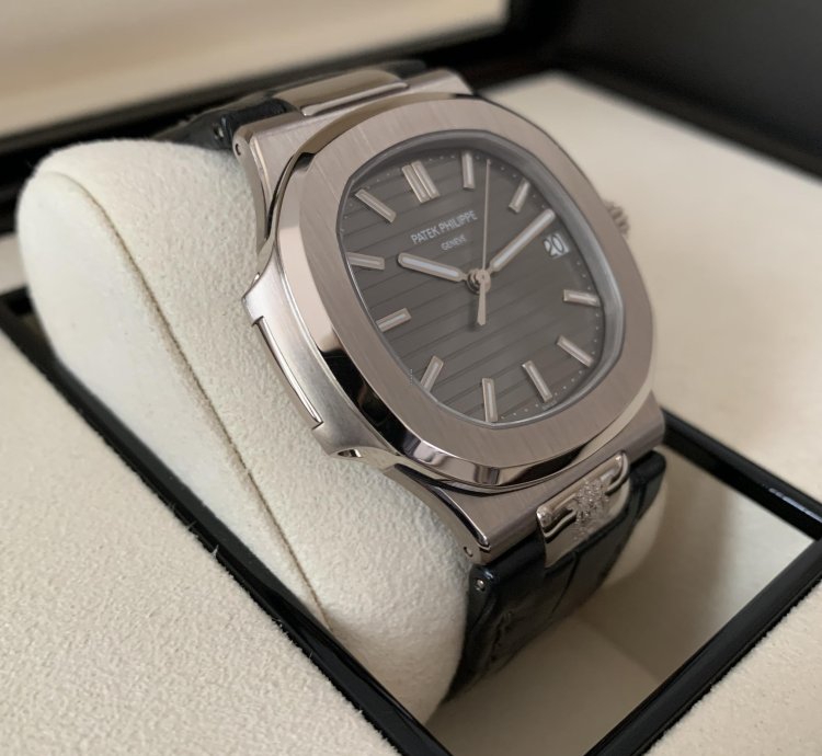 Patek Philippe Nautilus 5711g With Coat Of Arms Of Spain Royal Family Full Set 2009