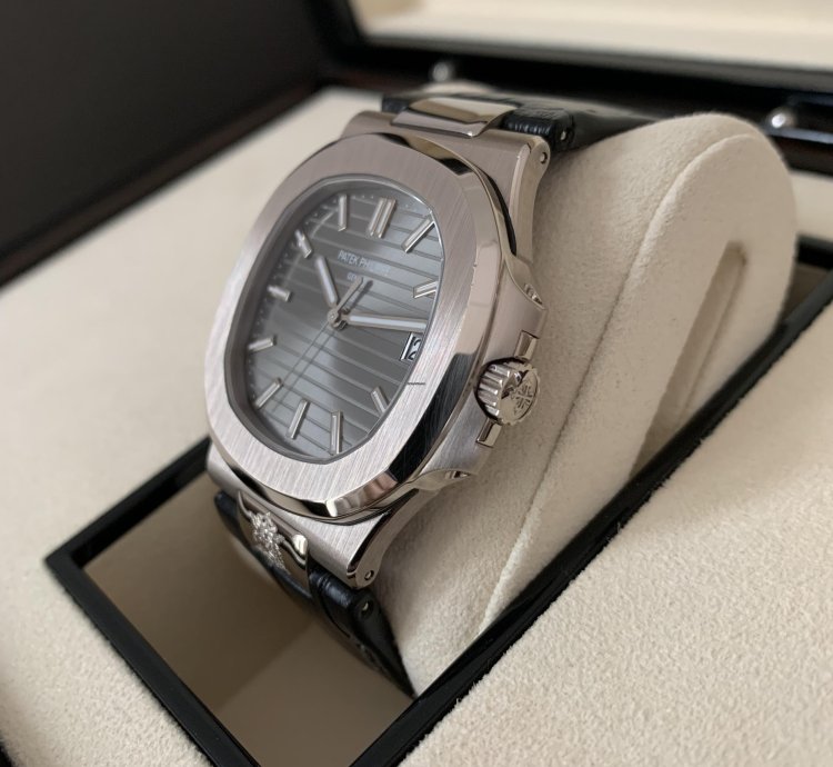 Patek Philippe Nautilus 5711g With Coat Of Arms Of Spain Royal Family Full Set 2009