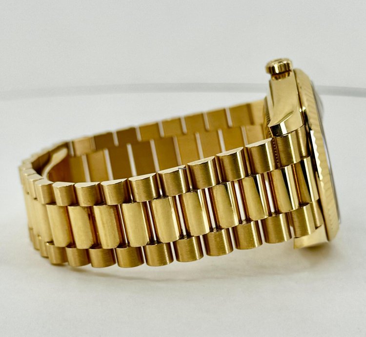 Rolex Day-date 40 40mm Fluted Bezel Yellow Gold White Roman Dial Presidential Band 228238