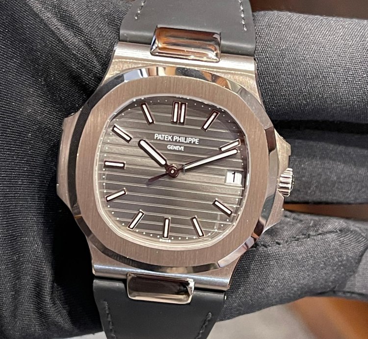 Patek Philippe Nautilus 5711g-001 White Gold Full Set 2008
