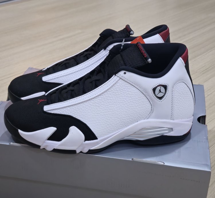 Air Jordan 14 Retro Black Toe