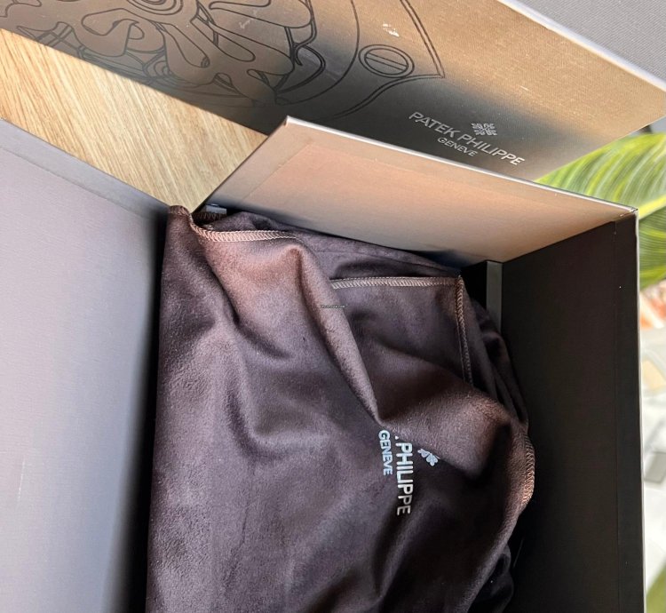 Patek Philippe Nautilus 5711j Box Papers Original Reciept