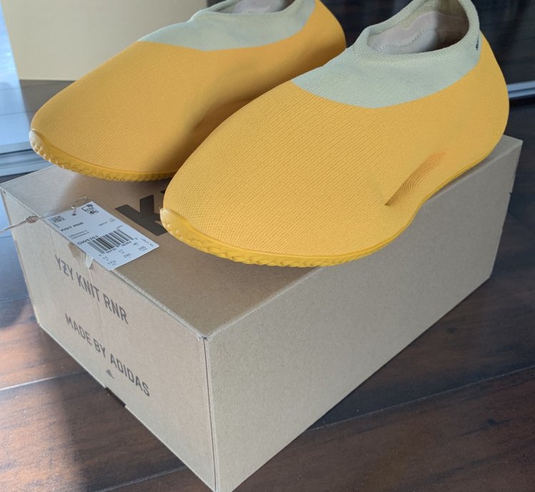 Yeezy Knit Runner - Sulfur