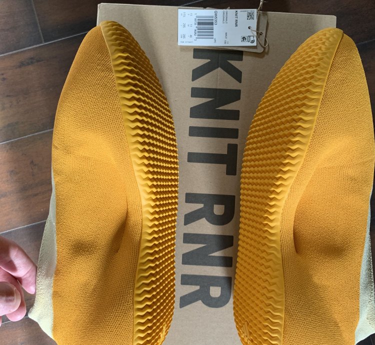 Yeezy Knit Runner - Sulfur