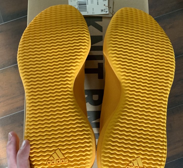 Yeezy Knit Runner - Sulfur