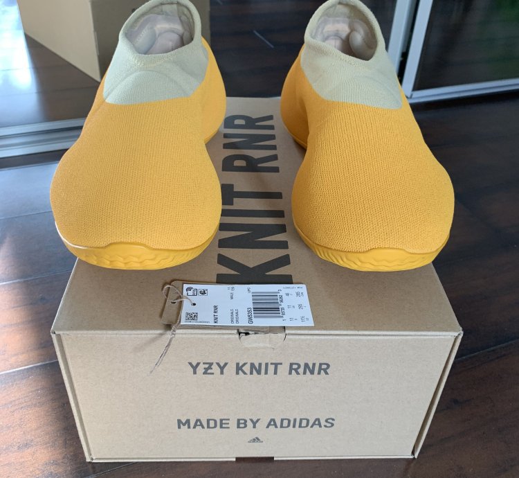 Yeezy Knit Runner - Sulfur