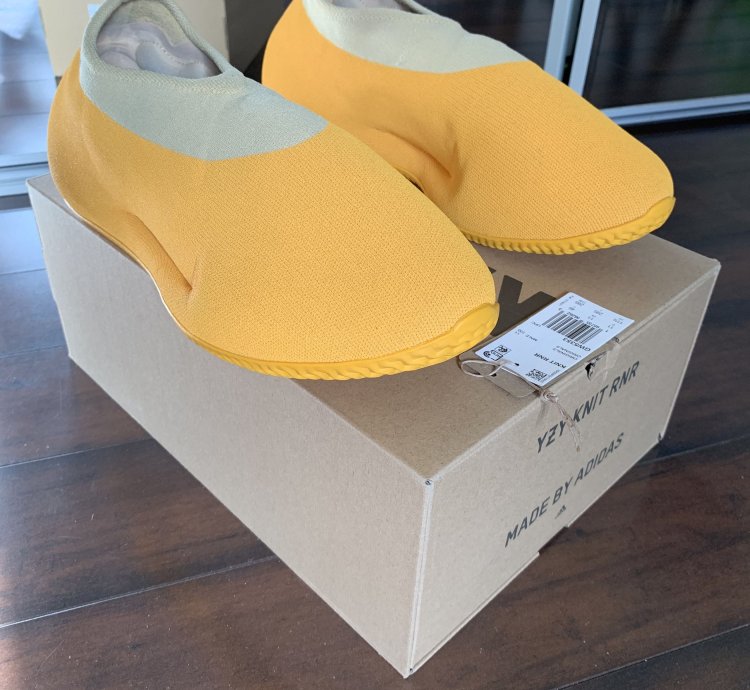 Yeezy Knit Runner - Sulfur